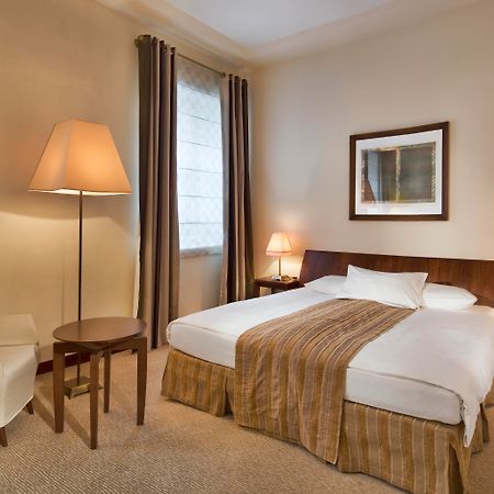Mamaison Le Regina Boutique Hotel Warsawa Bagian luar foto A typical hotel room