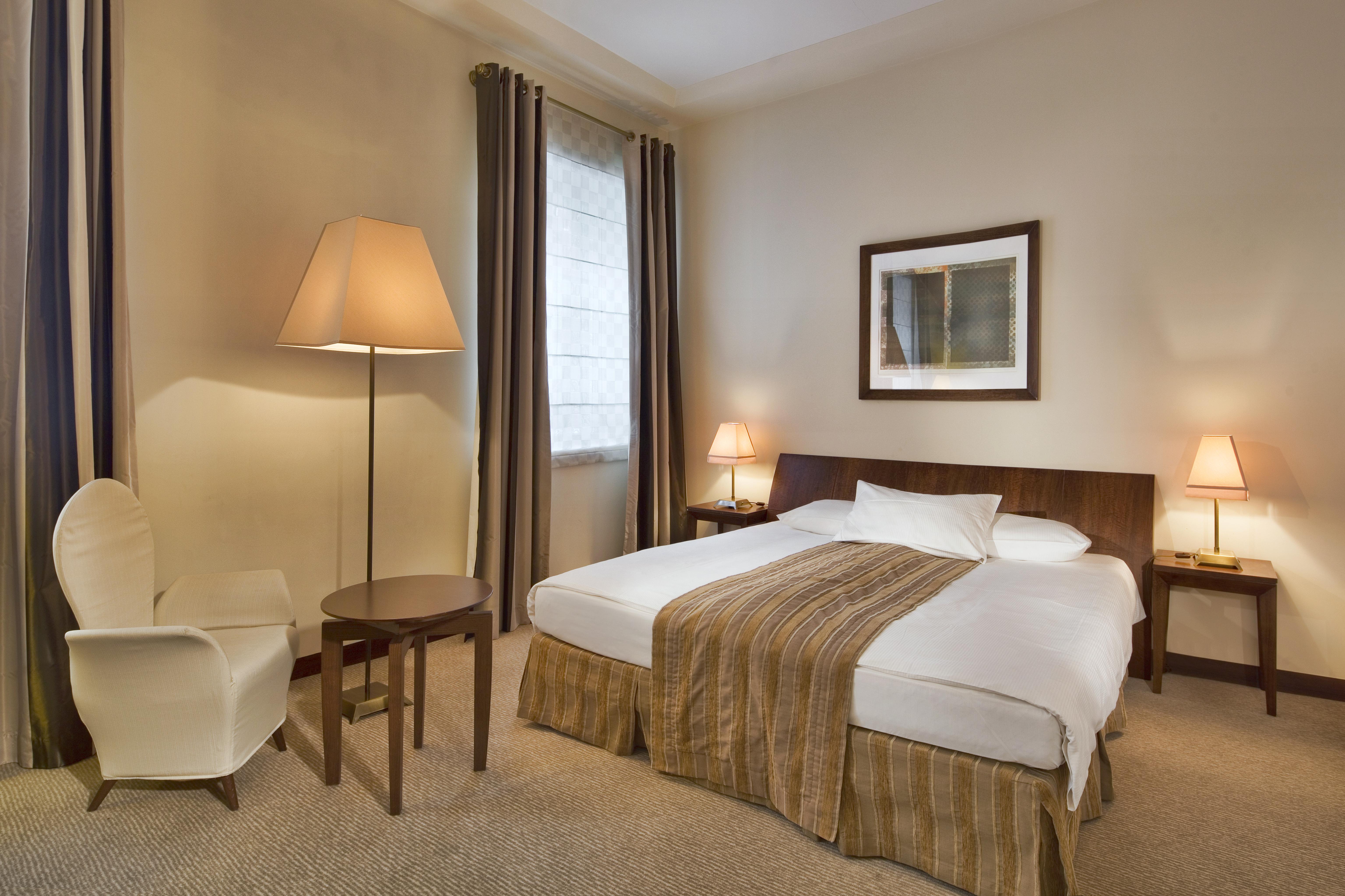 Mamaison Le Regina Boutique Hotel Warsawa Bagian luar foto A typical hotel room